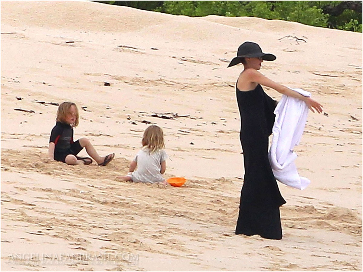 Брэд Питт и Анджелина Джоли на пляже