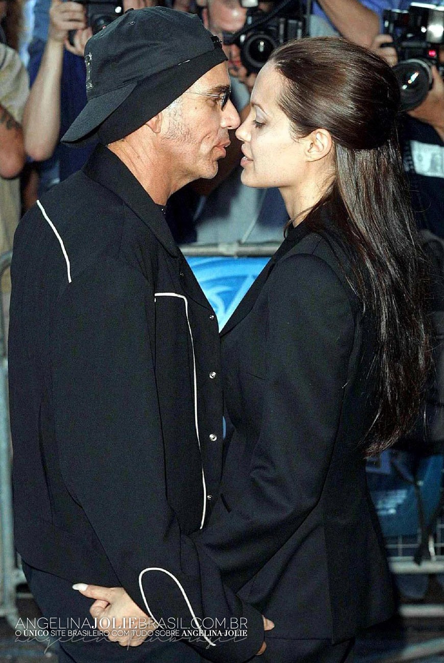 Анджелина Джоли Поцелуй С Братом