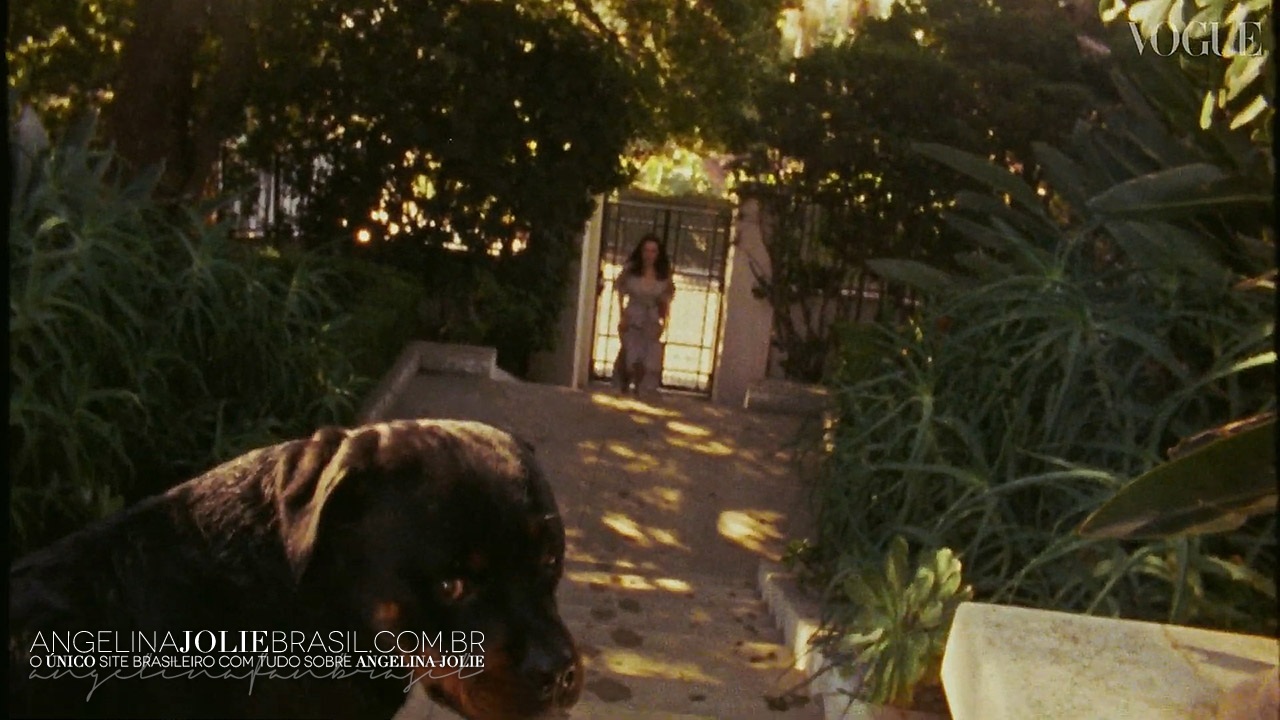 Screencaps-2021-VogueUK-InsideJolieHollywoodGarden-012.jpg