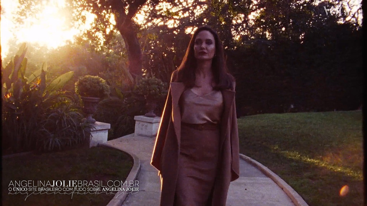 Screencaps-2021-VogueUK-InsideJolieHollywoodGarden-040.jpg