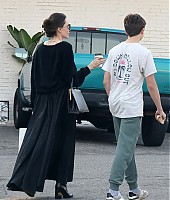 Angelina Jolie leva filho para fazer compras em Los Angeles