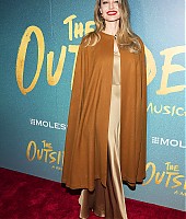 Eventos-2024-04-Abril-Premiere-The_Outsiders-007.jpg