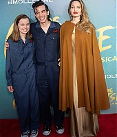 Eventos-2024-04-Abril-Premiere-The_Outsiders-048.jpg
