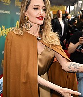Eventos-2024-04-Abril-Premiere-The_Outsiders-112.jpg