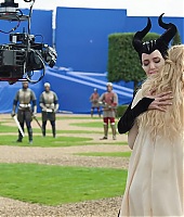 Filmes-2019-Maleficent2-BTS-Screencaps-009.jpg