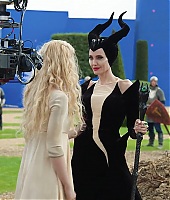 Filmes-2019-Maleficent2-BTS-Screencaps-010.jpg