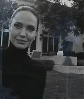 Screencaps-2021-VogueUK-InsideJolieHollywoodGarden-055.jpg